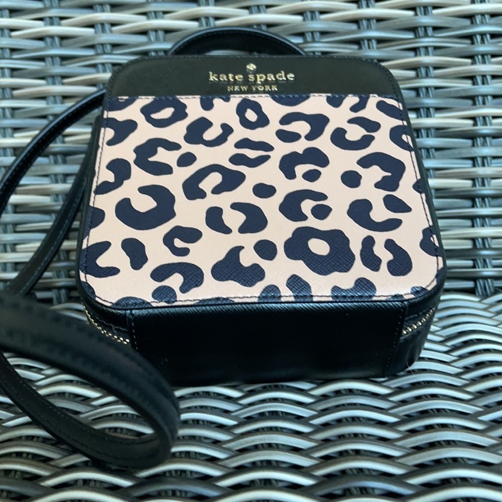 Kate Spade daisy graphic leopard vanity crossbody - Picture 15 of 16